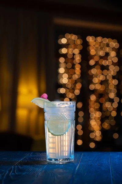 Cocktail Classique Alcool Gin Tonique Citron Sur Comptoir Dans Une — Photo