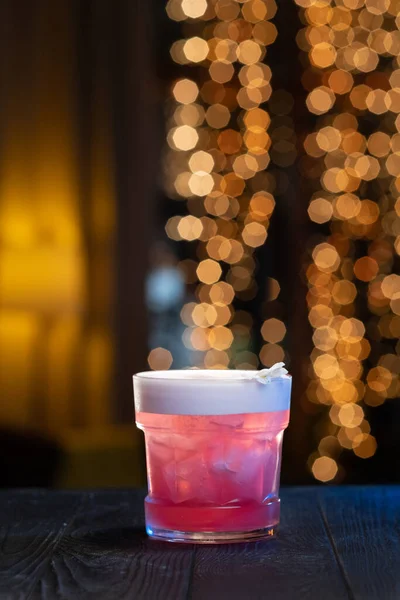 Rode Cocktail Met Frambozen Een Glas Martini Wodka Cocktail Bar — Stockfoto