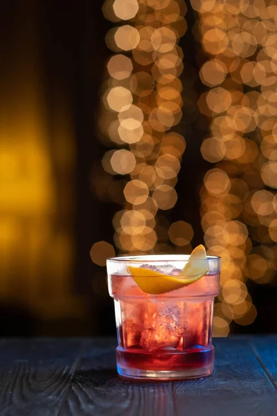 Cocktail Negroni Een Houten Balie Drink Met Gin Campari Martini — Stockfoto