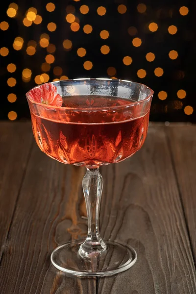 Klassischer Negroni Cocktail Eleganten Glas Mit Blume Auf Schwarzem Hintergrund — Stockfoto