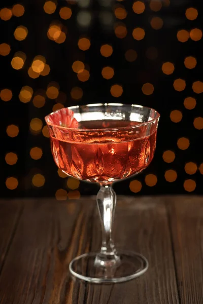 Negroni Cocktail Eleganten Glas Mit Blume Auf Hölzernem Hintergrund Platz — Stockfoto