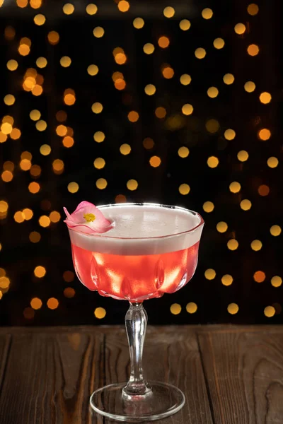 Elegante Bicchiere Cocktail Lamponi Decorazione Fiore Fresco Cocktail Club Bere — Foto Stock