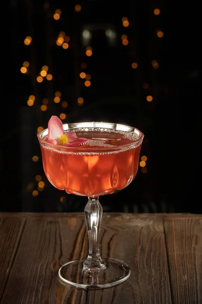 Schöner Cocktail Mit Gin Soda Tonic Water Erdbeere Und Eis — Stockfoto