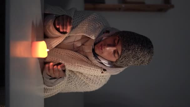 Arabische Man Gekleed Een Warme Winterhoed Zit Thuis Aan Een — Stockvideo