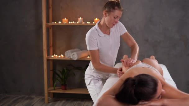 Masseur Maakt Anticellulite Massage Voor Dijen Billen Jonge Vrouw Spa — Stockvideo