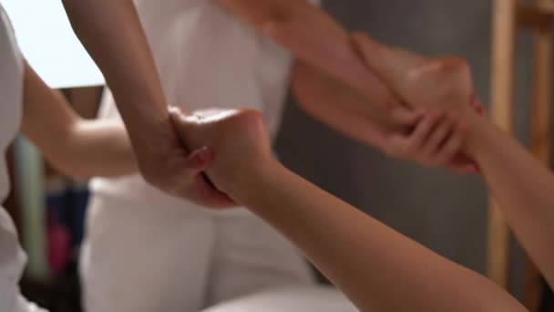 Quatro Mãos Fazem Massagem Dois Pés Femininos Massagem Dois Saltos — Vídeo de Stock