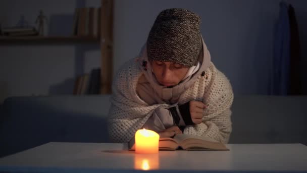 Ein Kaukasischer Bärtiger Mann Mit Warmer Wintermütze Und Schal Sitzt — Stockvideo