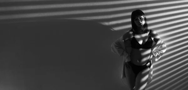 Женщина Нижнем Белье Черно Белая Нагота Сексуальное Эротическое Тело Тень — стоковое фото