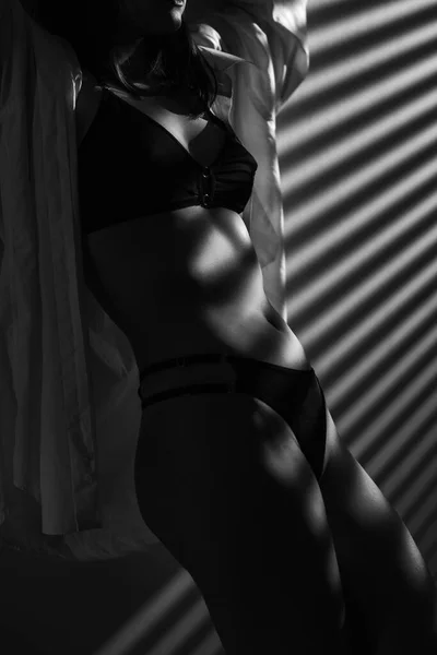 ランジェリーとシャツの女黒と白のヌード セクシーなヌード エロティックボディ 顔のない女誘惑の芸術的な暗い写真 — ストック写真