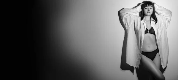Черно Белое Фото Сексуальной Женщины Позирующей Черном Белье Студии Девушка — стоковое фото
