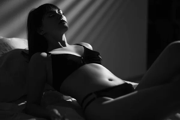 Junge Sexy Frau Schwarzen Dessous Liegt Bett Schwarz Weiß Foto — Stockfoto