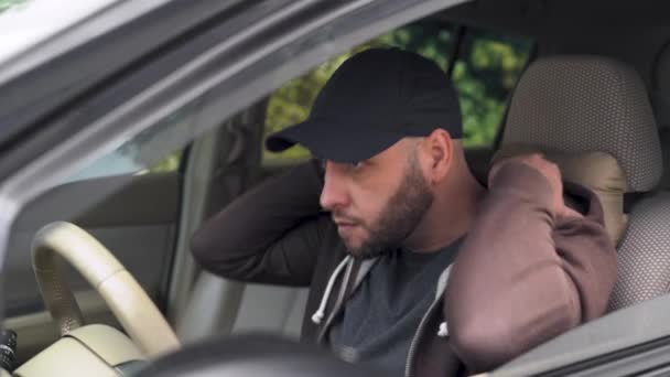 Özel Dedektif Müfettiş Bir Arabanın Içinde Oturmuş Kamerayla Fotoğraf Çekiyor — Stok video
