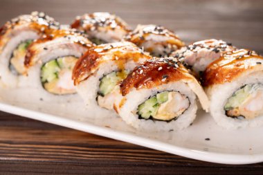 Yılanbalıklı suşi. Koyu arka planda bir tabakta. Kapatın. Japon yemek tarzı konsept.