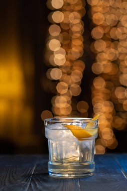 Bar tezgahında portakal kabuğu olan martini, kopyalama alanı