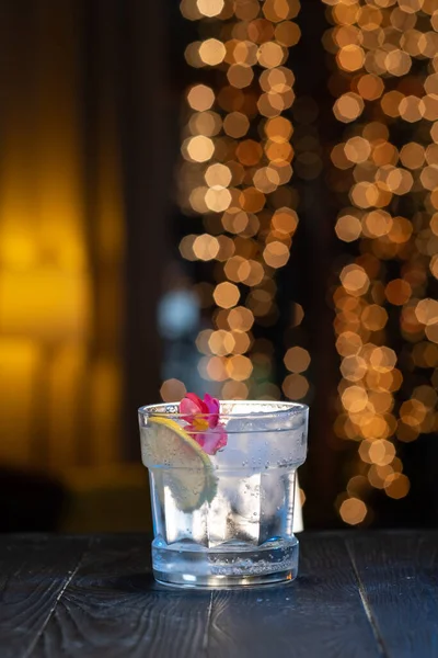 Gin Tonic Cocktail Voor Een Bruin Gouden Achtergrond Cocktaildrank Bar — Stockfoto