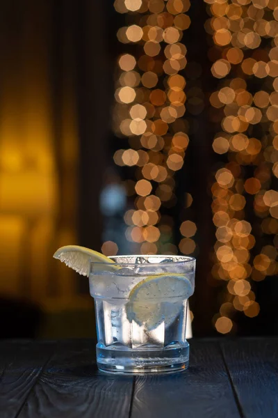 Cocktaildrank Bar Gin Tonic Cocktail Voor Een Bruin Gouden Achtergrond — Stockfoto