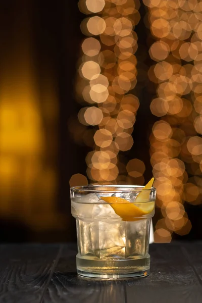 Cocktail Blanc Classique Dans Verre Avec Glace Écorce Orange Sur — Photo