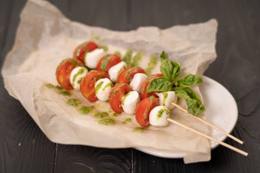 Caprese salatası. İtalyan yemeği. Mozzarella fesleğeni ve domates şişi. sağlıklı vejetaryen diyet konsepti