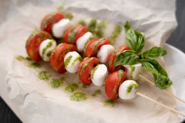 Domatesli, fesleğenli, mozzarellalı, balzamik soslu ve zeytinyağlı Caprese salatası. Geleneksel İtalyan yemekleri. Üst görünüm