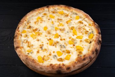 Ballı Gorgonzola pizzası ve ahşap arka planda şeftali. Boşluğu kopyala