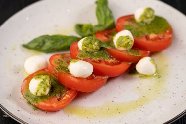 İtalyan restoranında beyaz tabakta Caprese salatası. İtalyan yemeği ve sağlıklı vejetaryen gıda konsepti