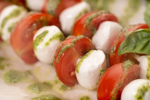 Salada Caprese Italiana Com Mussarela Tomate Manjericão Macro Shot Fundo — Fotografia de Stock