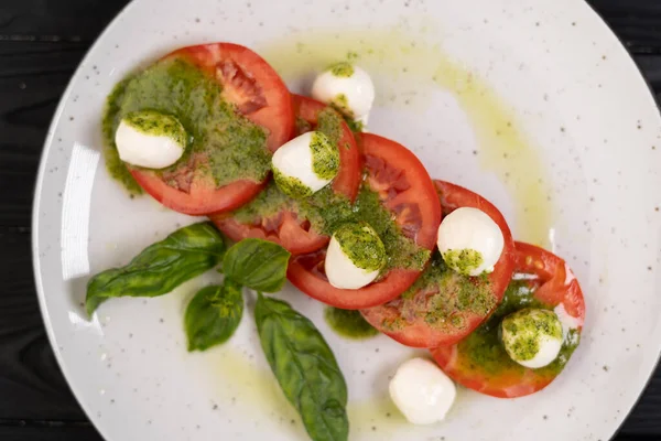 意大利传统的卷心菜沙拉 配以切碎的西红柿 莫扎拉 罗勒和橄榄油 以木制为背景 顶部视图 — 图库照片