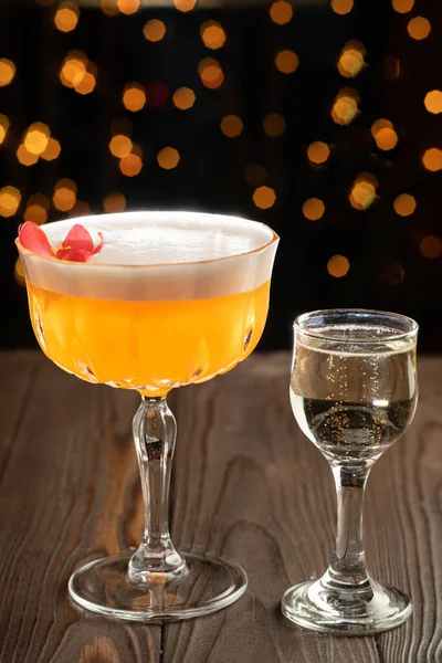 Cocktail Auf Einem Holzgrund Kaltes Zitrusgetränk Mit Aperol Passionsfruchtsirup Und — Stockfoto