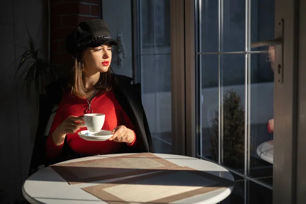 Kırmızı Dudaklı Stil Bereli Ceketli Genç Şık Bir Kız Kahve — Stok fotoğraf