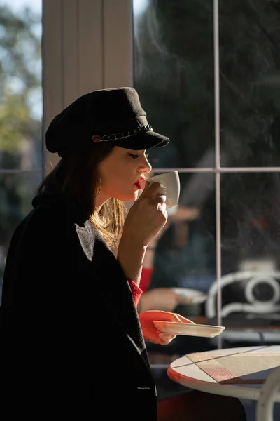 Süslü Siyah Şapkalı Çekici Bir Kadının Portresi Sonbahar Parlak Kırmızı — Stok fotoğraf