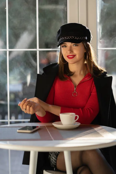 Retrato Encantadora Joven Morena Suéter Rojo Elegante Abrigo Negro Mirando — Foto de Stock