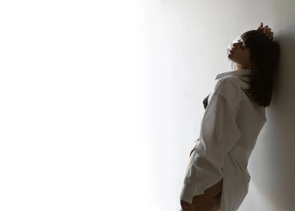 Молодая Сексуальная Брюнетка Позирует Нижнем Белье Мужской Рубашке Белом Фоне — стоковое фото