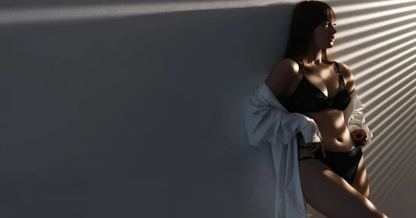 Seksowna Młoda Kobieta Czarnej Bieliźnie Koszuli Cieniem Ciele Baner Miejsce — Zdjęcie stockowe