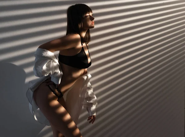 Szexi Gyönyörű Lány Fekete Fehérneműben Árnyék Karcsú Testen Érzéki Meztelen — Stock Fotó