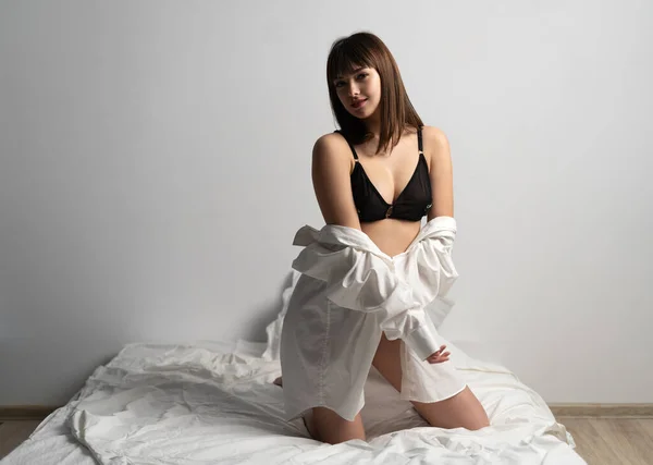 Yatakta Çamaşırları Erkek Gömleğiyle Oturan Çekici Esmer Kadın Boşluğu Kopyala — Stok fotoğraf