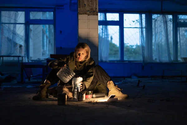 대참사가 있었어요 여자가 버려진 건물의 바닥에 필터를 무거운 이후의 세계를 — 스톡 사진