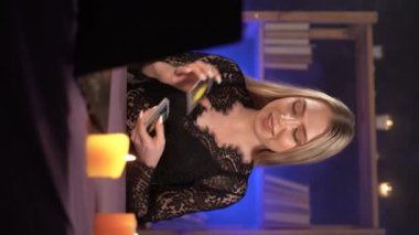 Laptop bilgisayarı ve tarot kartları olan bir medyum. Çevrimiçi psişik konsept. Dikey video