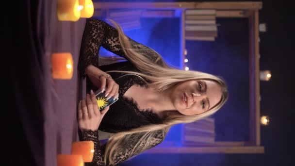 Wahrsagerin Liest Zukunft Durch Tarotkarten Aus Kerzen Vertikales Video — Stockvideo