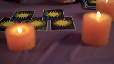 Tahta masadaki tarot kartları ve falcı elleri, yaklaşın. Gelecek konsepti okunuyor