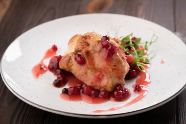 Beyaz tabakta kızılcık soslu ızgara tavuk filetosu, yakın plan. Boşluğu kopyala