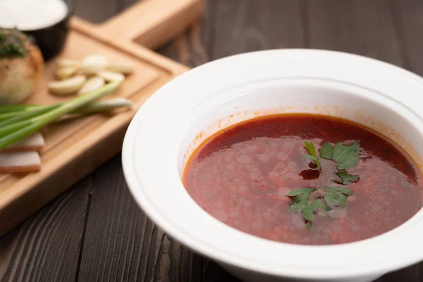 Borscht Prato Ucraniano Tradicional Uma Chapa Contexto Madeira Sopa Beterraba — Fotografia de Stock