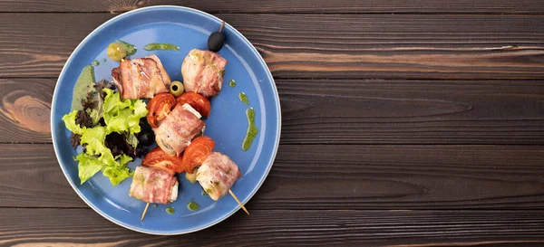 Grillspett Med Lax Insvept Bacon Med Tomater Och Sallad Träbakgrund — Stockfoto