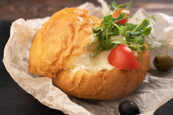 用奶酪 虾仁和蘑菇烤的面包卷 — 图库照片