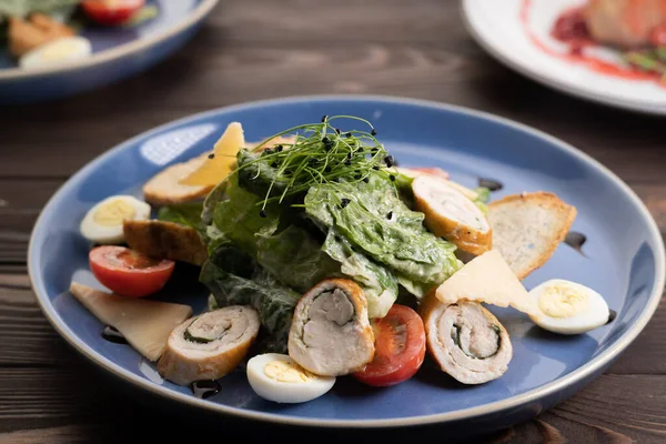 Gourmet Caesar Salade Met Gegrilde Kippenrol Bord Een Houten Tafel — Stockfoto