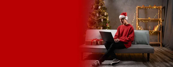 Jonge Arabier Man Draagt Kerstman Hoed Werkend Bank Met Laptop — Stockfoto
