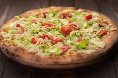 Tahta masada parmesan peynirli lezzetli pizza Sezar 'ı, yakın çekim.