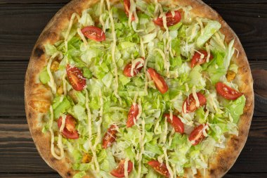 Taze ev yapımı vejetaryen pizzası, yakın çekim, üst manzara. Pizza konsepti