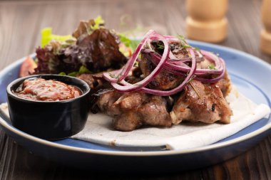 Taze sebzeli ızgara domuz eti. Soğan ve marullu ızgara domuz eti kübü. Restoranda sebzeli leziz et var. Boşluğu kopyala
