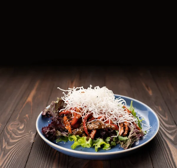 泰国菜色拉配以牛肉 生菜和酱汁 背景为深色木制 食肆菜式概念 — 图库照片