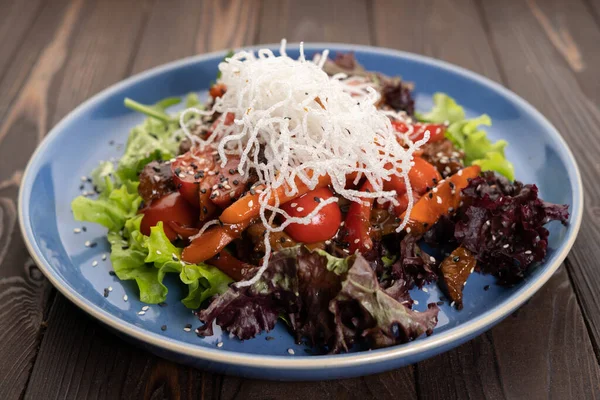 泰国精益牛肉沙拉 配上蔬菜和蘑菇 餐厅菜单概念 — 图库照片